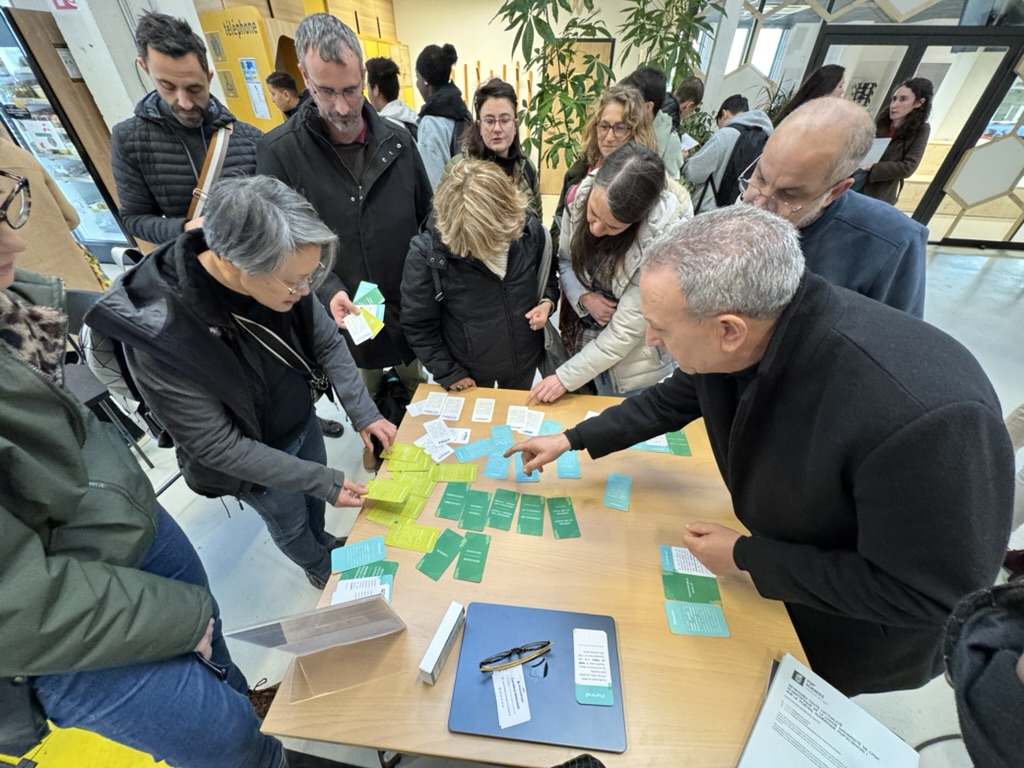 Atelier jeu Faire l'Industrie — participants autour d'un deck de cartes